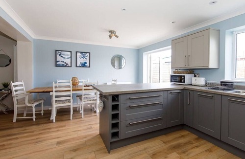 Wittering House | Charming Bolthole 400m to Beach