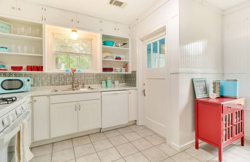 College Station Cottage | Charming Bryan Home - 3 Mi to Kyle Field!
