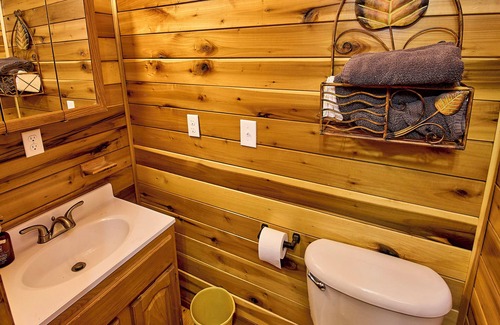 Statts Mills Cabin | Charming cabin in scenic Statts Mills