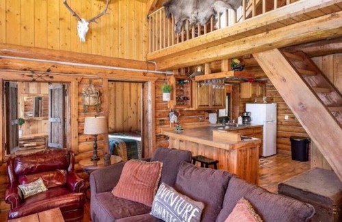 Livingston Cabin | Charming Cabin overlooking Beautiful Mountains. Watch the horses off the deck!