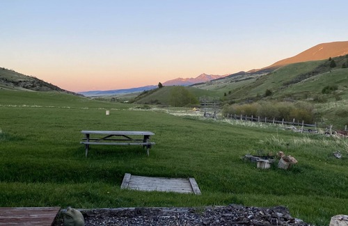 Livingston Cabin | Charming Cabin overlooking Beautiful Mountains. Watch the horses off the deck!