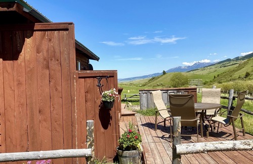 Livingston Cabin | Charming Cabin overlooking Beautiful Mountains. Watch the horses off the deck!