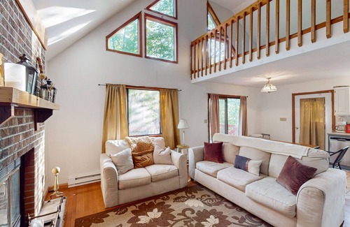 Lake Ariel House | Charming cabin with decks, community amenities & dog friendly