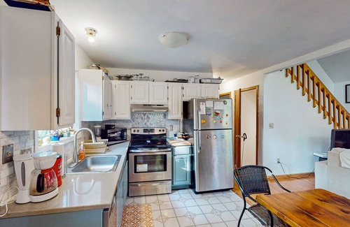Lake Ariel House | Charming cabin with decks, community amenities & dog friendly