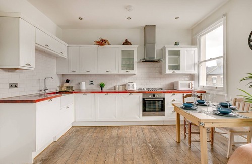 Brixton Apartment | Charming Central Brixton Apartment near Tube -10 minutes to Central London