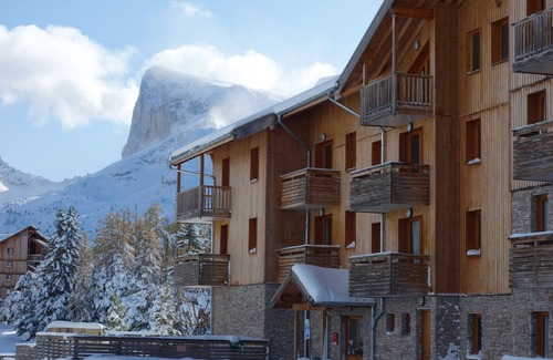 Saint-Etienne-en-Devoluy Ski Chalet | Charming Chalet Duplex for 6 with Pool Access, 300m from Superdevoluy Slopes