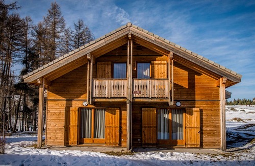 Saint-Etienne-en-Devoluy Ski Chalet | Charming Chalet Duplex for 6 with Pool Access, 300m from Superdevoluy Slopes
