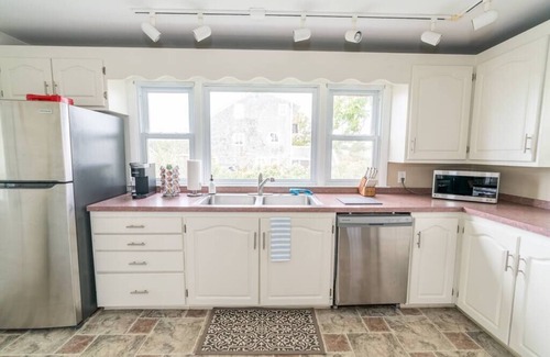 Guilford House | Charming Coastal Home | Sunroom & Baby-Friendly