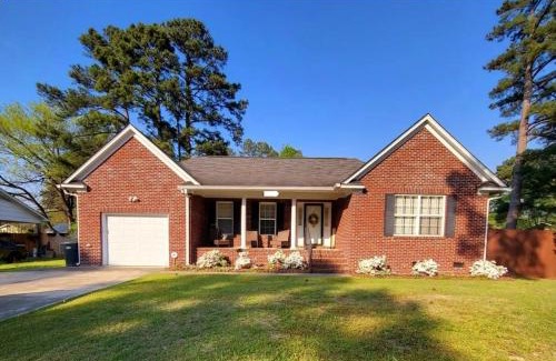 Pine Forest House | Charming Comfy Retreat - Crib, Pet-Friendly, 7 miles to Ft Bragg, Veteran-Owned