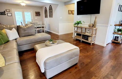 Pine Forest House | Charming Comfy Retreat - Crib, Pet-Friendly, 7 miles to Ft Bragg, Veteran-Owned
