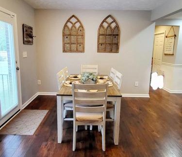 Pine Forest House | Charming Comfy Retreat - Crib, Pet-Friendly, 7 miles to Ft Bragg, Veteran-Owned