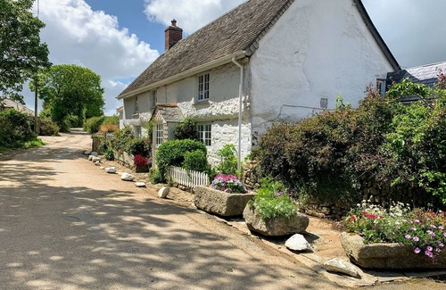 Helford Passage Cottage | Charming Cottage, pet friendly, large garden, parking,rural,Helford River,