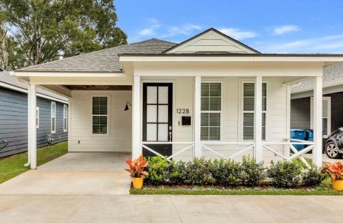 Lafayette House | Charming Cottage built in 2019