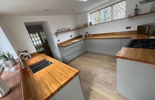 Guisborough House | Charming Cottage by Cafés, Bistros & Town, Walks & Dog-Friendly