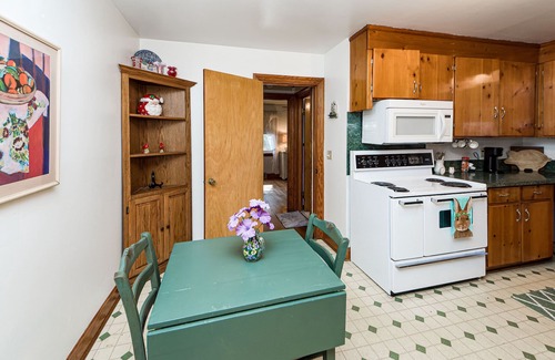 Summerville Historic District House | Charming Cottage close to Downtown Summerville