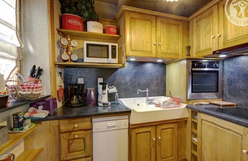 Estivareilles Cottage | Charming cottage in Estivareilles, pets allowed