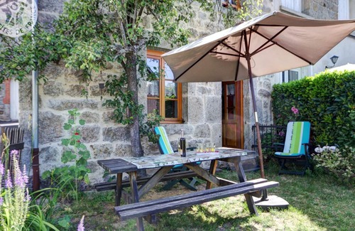 Estivareilles Cottage | Charming cottage in Estivareilles, pets allowed