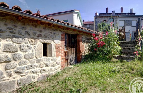 Estivareilles Cottage | Charming cottage in Estivareilles, pets allowed