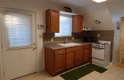 Lebanon Cottage | Charming cottage in a private guest house in Lebanon and minutes to Nashville TN