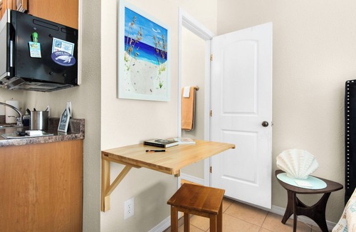 East Pensacola Heights Cottage | Charming cottage in fabulous Pensacola just steps from the water with water view