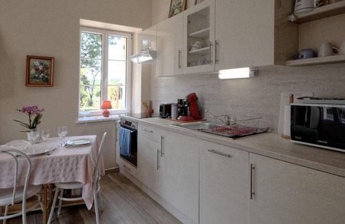 Montagney Cottage | Charming cottage in Montagney with terrace and park, pets allowed, private parking