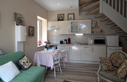 Montagney Cottage | Charming cottage in Montagney with terrace and park, pets allowed, private parking
