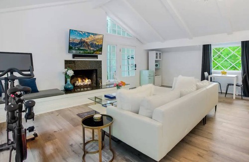 Sherman Oaks Cottage | Charming Cottage in the Hills of LA - Close to Restaurants, Shops, Entertainment