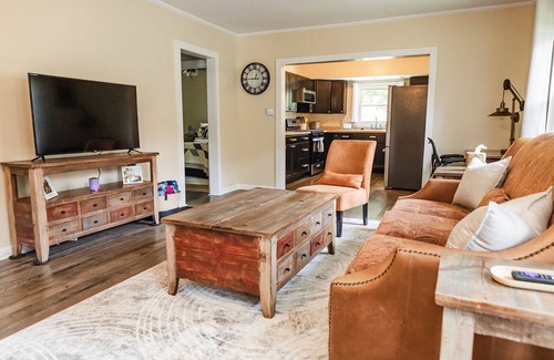 Near Eastside House | Charming Cottage Near Downtown