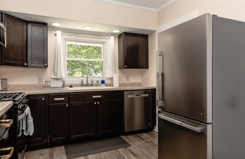 Near Eastside House | Charming Cottage Near Downtown