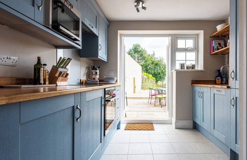 Easton on the Hill Cottage | Charming cottage near lovely Stamford with cosy open fire and a rural location.