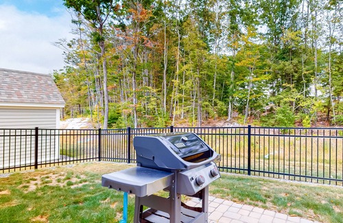 Arundel Cottage | Charming cottage on a preserve with grill, WiFi, W/D, pool, gym, & game room