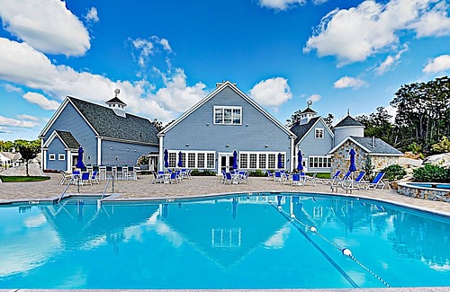 Arundel Cottage | Charming cottage on a preserve with grill, WiFi, W/D, pool, gym, & game room