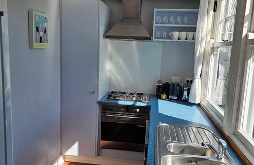 Newtown House | Charming Cottage Retreat – Close to Hospital & Newtown Cafes, with Garage