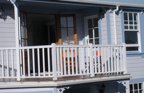 Newtown House | Charming Cottage Retreat – Close to Hospital & Newtown Cafes, with Garage