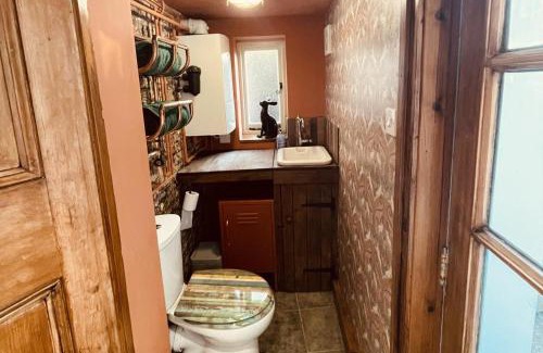 Shaftesbury House | Charming Cottage Sleeps 4 with Sauna