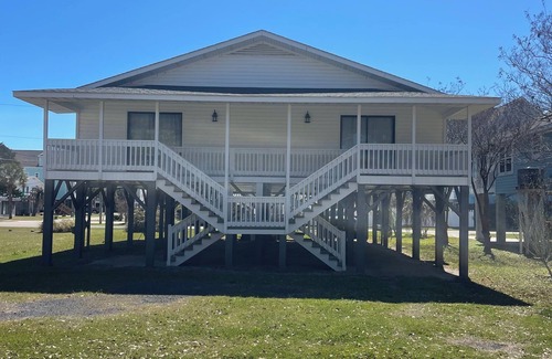 Surfside Beach Cottage | Charming cottage in beautiful Surfside Beach! 1 Block from the beach!