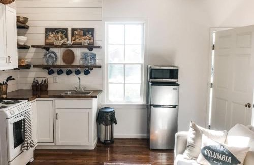 Columbia House | Charming Cottage w KING Bed 1m To Downtown