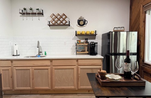 Lutz Cottage | Charming cottage with AC in lovely Lutz, 5min from The Tampa Outlets & much more