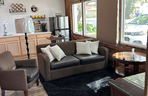 Lutz Cottage | Charming cottage with AC in lovely Lutz, 5min from The Tampa Outlets & much more