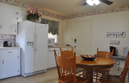Lebanon House | Charming Country Cottage Hideaway 3-bedroom house with WiFi and AC in Lebanon