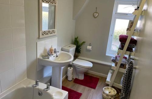 Combeinteignhead Apartment | Charming Countryside Cottage Ground Floor Apartment in Combeinteignhead Devon