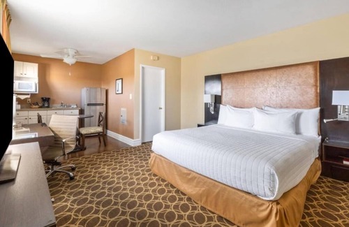 Corte Madera Hotel | Charming Couple Suite | Outdoor Pool | Free Parking | BBQ Area | Courtyard