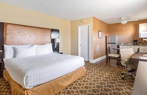 Corte Madera Hotel | Charming Couple Suite | Outdoor Pool | Free Parking | BBQ Area | Courtyard