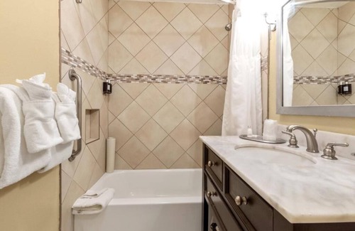 Corte Madera Hotel | Charming Couple Suite | Outdoor Pool | Free Parking | BBQ Area | Courtyard
