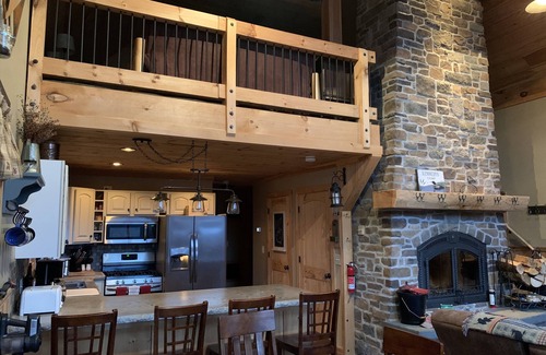 Old Forge House | Charming, cozy, rustic Chalet. Hollywood Hills, OLD FORGE, NY