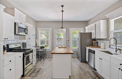 Oak Cliff Apartment | Charming Craftsman byBishop Arts & Dtown w firepit