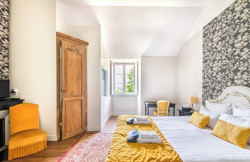 Bouchemaine Bed & Breakfast | Charming double room at Château Le Fresne