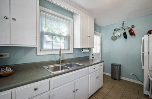 Woolen Mills House | Charming Downtown Parkside Cottage