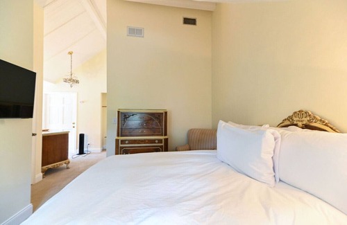 Edenton Bed & Breakfast | Charming downtown Edenton location with homemade breakfast daily