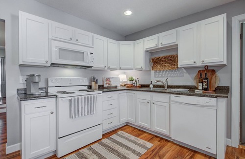 Delano Apartment | Charming Downtown Retreat for Weddings, Weekends & Outdoor Fun!